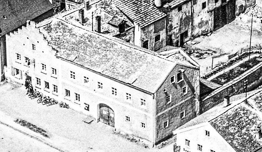 Früher befand sich an gleicher Stelle ein großes Tor, wie auf der historischen Aufnahme aus dem Jahr 1953 zu sehen ist. Fotos: pbb/privat Früher befand sich an gleicher Stelle ein großes Tor, wie auf der historischen Aufnahme aus dem Jahr 1953 zu sehen ist. Fotos: pbb/privat