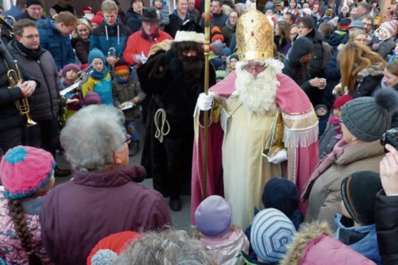 Dicht umlagert ist der Nikolaus Jahr für Jahr, wenn er mit seinem Sack voller Geschenke auf dem Hirrlinger Weihnachtsmarkt eintrifft. Archivbild: Bauknecht Dicht umlagert ist der Nikolaus Jahr für Jahr, wenn er mit seinem Sack voller Geschenke auf dem Hirrlinger Weihnachtsmarkt eintrifft. Archivbild: Bauknecht