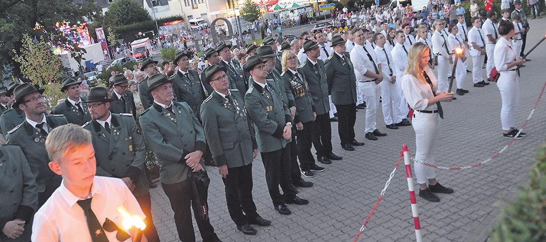 Die Schützen stellen sich zum Festakt auf Bild: Lenzen Die Schützen stellen sich zum Festakt auf Bild: Lenzen
