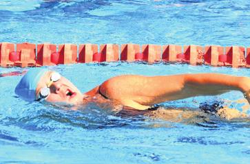 Schwimmen ist eine der drei Triathlon-Disziplinen. Schwimmen ist eine der drei Triathlon-Disziplinen.