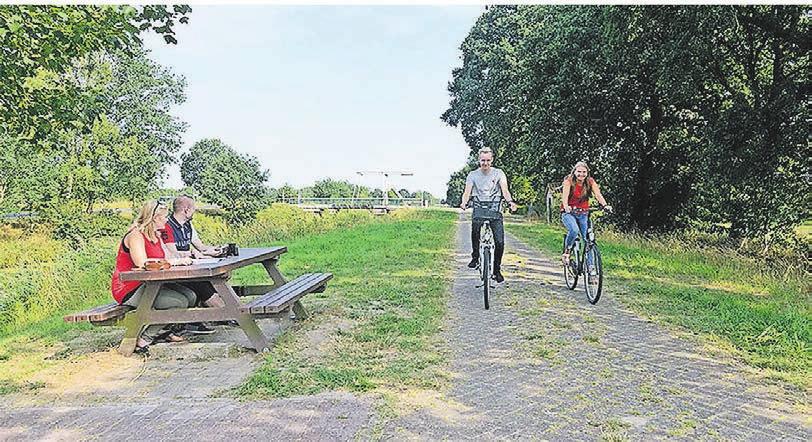Radeln an der Deutschen Fehnroute in Uplengen. Foto: Gemeinde Uplengen Radeln an der Deutschen Fehnroute in Uplengen. Foto: Gemeinde Uplengen