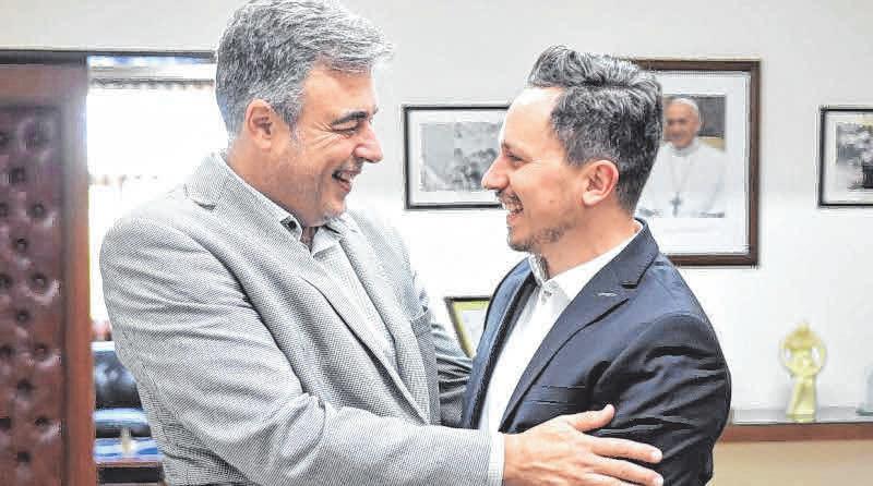 2019 ging das noch: Rafaelas Bürgermeister Luis Castellano (l.) ernannte seinen Sigmaringendorfer Kollegen Philip Schwaiger mit viel Körperkontakt zum Ehrenbürger. FOTO: GEMEINDE