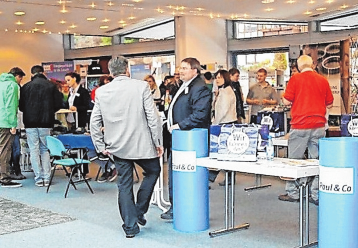 Ein Vorteil der Ausbildungsbörse ist die direkte Möglichkeit, offene Stellen nach persönlichem Kennenlernen gleich an passende Bewerber zu vermitteln. FOTO: UWE SCHMIDT Ein Vorteil der Ausbildungsbörse ist die direkte Möglichkeit, offene Stellen nach persönlichem Kennenlernen gleich an passende Bewerber zu vermitteln. FOTO: UWE SCHMIDT