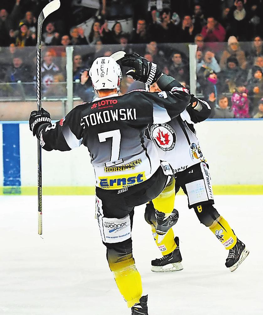 Eishockey ist in Zweibrücken ein Publikumsmagnet. Da können die „Hornets“ auch mal ein Tänzchen auf dem Eis wagen, wenn der Puck im gegnerischen Tornetz zappelt. FOTO: MOSCHEL Eishockey ist in Zweibrücken ein Publikumsmagnet. Da können die „Hornets“ auch mal ein Tänzchen auf dem Eis wagen, wenn der Puck im gegnerischen Tornetz zappelt. FOTO: MOSCHEL
