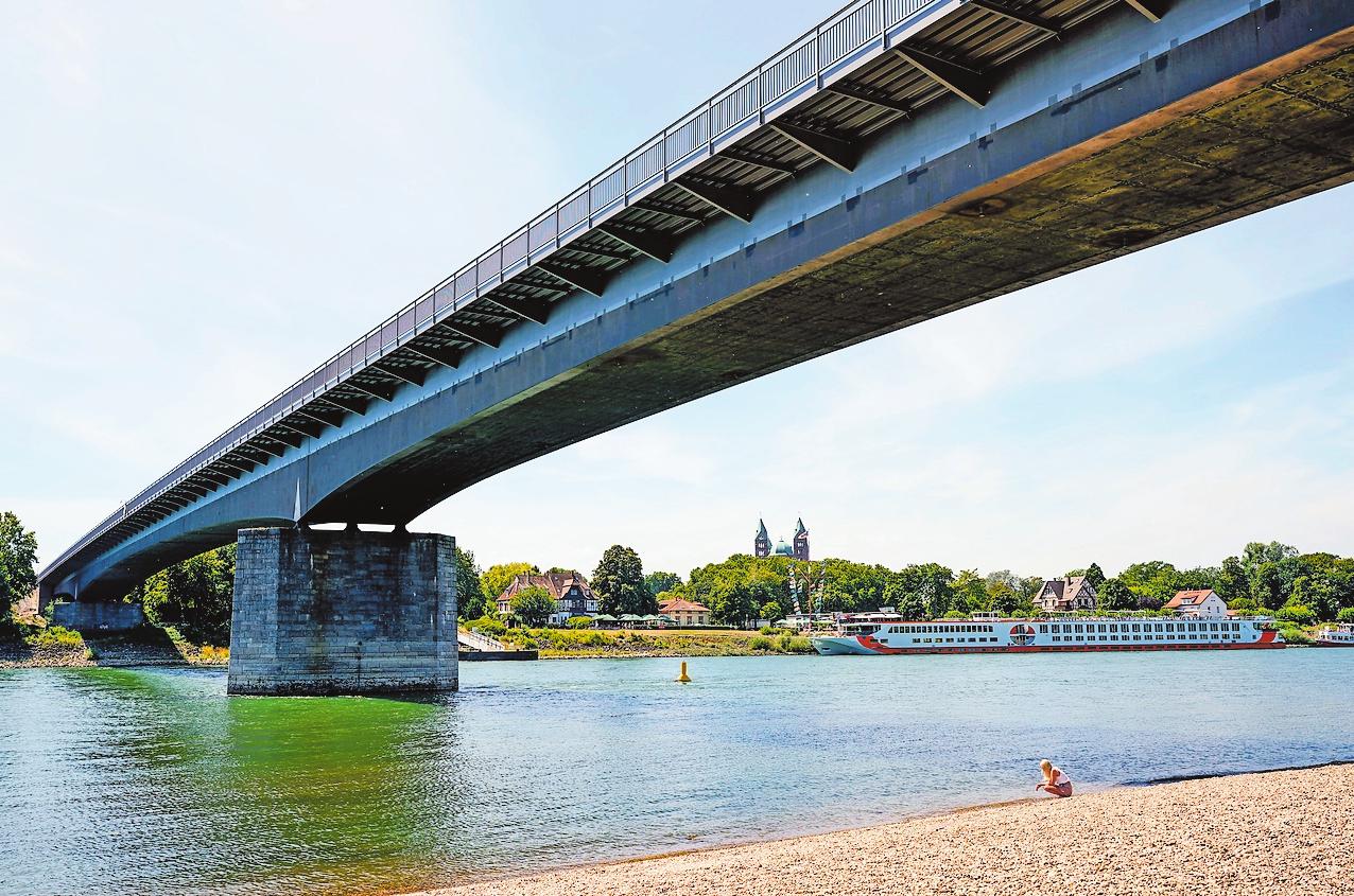 Die rund 600 Meter lange Brücke ist eine der wichtigsten Verkehrsachsen der Rhein-Neckar-Region. Sie führt bei Speyer über den Rhein und verbindet die beiden Bundesländer Rheinland-Pfalz und Baden Württemberg. FOTO: PICTURE ALLIANCE/DPA