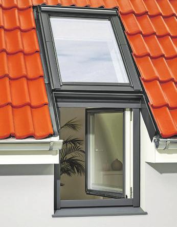 Ein Lichtband von der Fassade bis in die Dachschräge sorgt für Licht, Luft und eine wohnliche Atmosphäre. Foto: djd/Velux