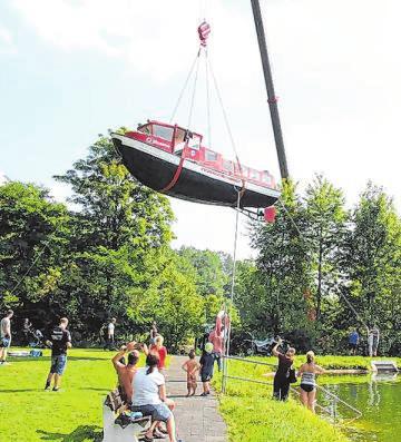 Per Kran wurde sie sanft zu Wasser gelassen. Zahlreiche Zuschauer waren Zeugen. Per Kran wurde sie sanft zu Wasser gelassen. Zahlreiche Zuschauer waren Zeugen.