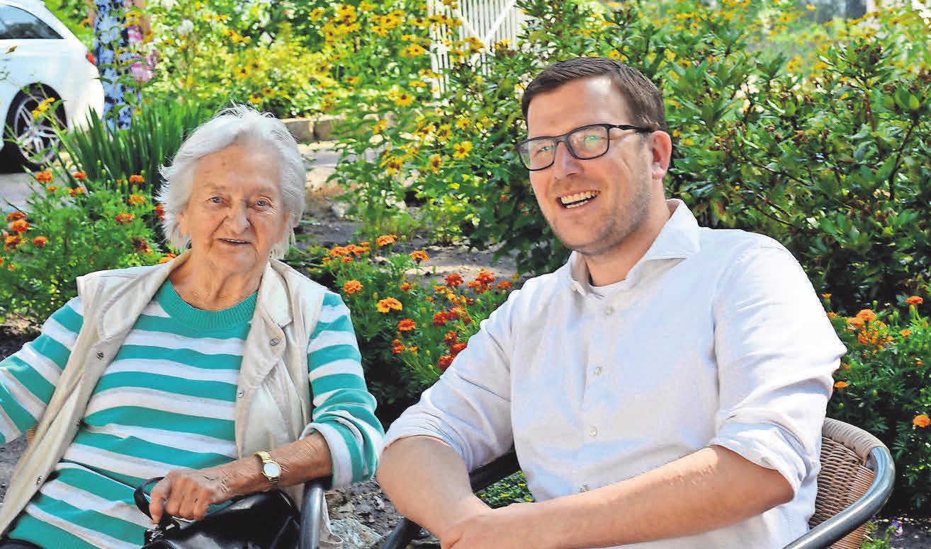Einrichtungsleiter Andreas Bertram und Bewohnerin Anni Wilkens plaudern im Garten der Senioren-Residenz Bertram. Einrichtungsleiter Andreas Bertram und Bewohnerin Anni Wilkens plaudern im Garten der Senioren-Residenz Bertram.