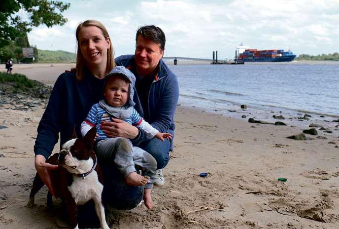 Susanne und Matthias Müller mit Sohn Gustav (1) genießen oft den Strand in der Nähe ihres Grundstücks.