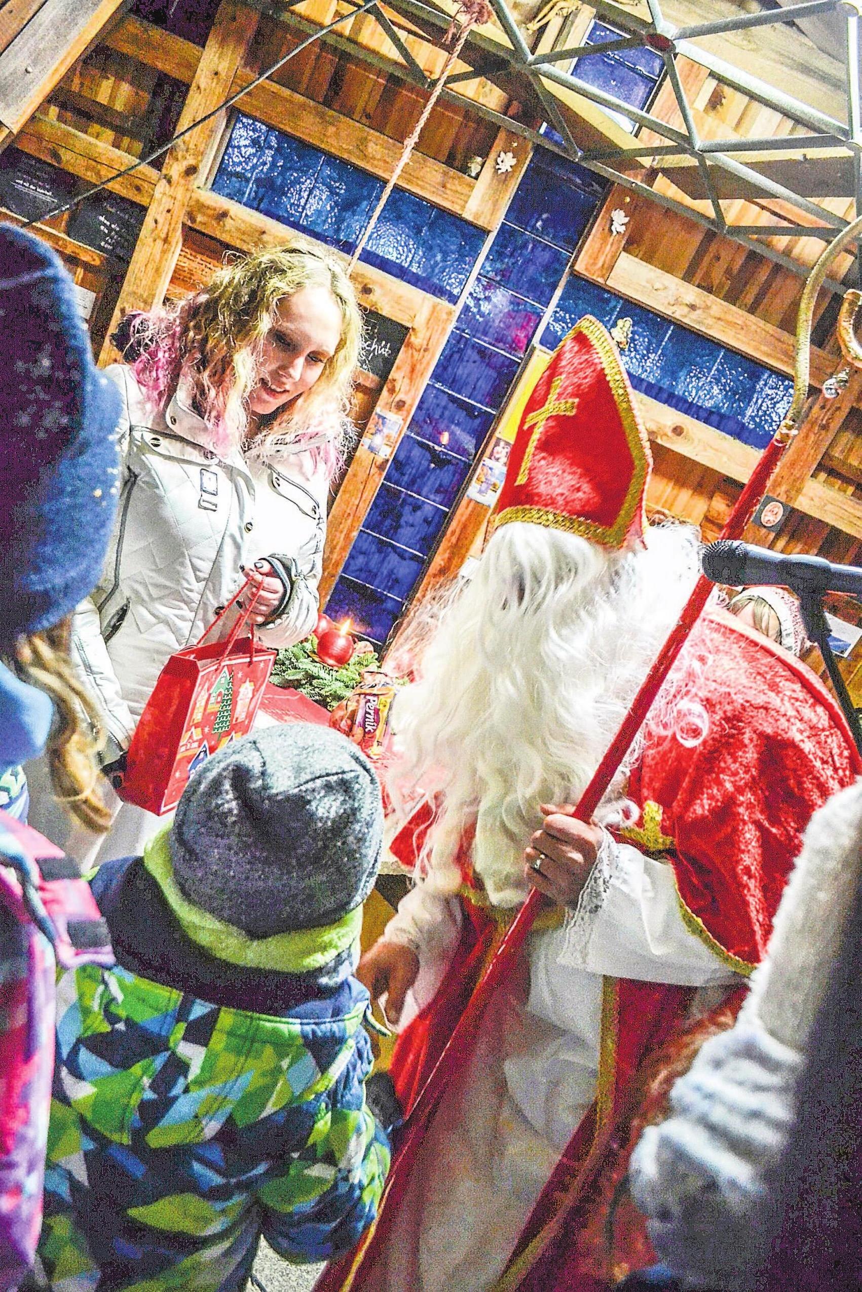 Zur Grenzweihnacht am Ackerl beschenkt der Nikolaus die Kinder aus Bayern und Böhmen. Fotos: Silke Meier Zur Grenzweihnacht am Ackerl beschenkt der Nikolaus die Kinder aus Bayern und Böhmen. Fotos: Silke Meier