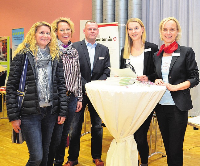 Corinna Volland und Nicole Lorek ließen sich von Heiko Knopp, Franziska Pönitzsch sowie Gabriele Kühne der Agentur für Arbeit Helmstedt beraten. Corinna Volland und Nicole Lorek ließen sich von Heiko Knopp, Franziska Pönitzsch sowie Gabriele Kühne der Agentur für Arbeit Helmstedt beraten.