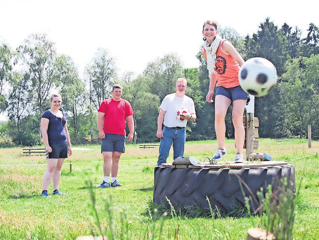 Fußballfans genießen ihre Zeit auf der Fußballgolfanlage. Fußballfans genießen ihre Zeit auf der Fußballgolfanlage.
