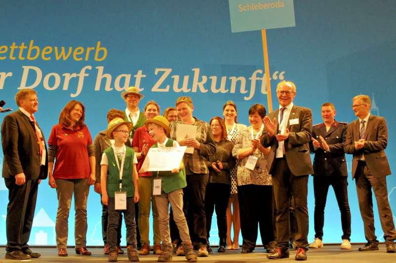 Auch bei der Auszeichnung von Schleberoda beim Bundeswettbewerb „Unser Dorf hat Zukunft“ auf der Grünen Woche in Berlin 2020 war Annemarie Triebe (5. von rechts) in ihrer Eigenschaft als Gebietsweinkönigin dabei. FOTO: ANDREAS LÖFFLER