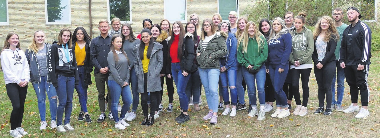Die neuen Pflegeschülerinnen und Schüler des Kurses Oktober. Foto: Klinikum Wolfsburg Die neuen Pflegeschülerinnen und Schüler des Kurses Oktober. Foto: Klinikum Wolfsburg