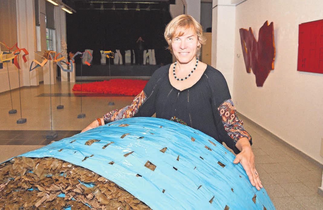 Folie und Heu: Constanze Prelle arbeitet mit vergänglichem Material. Foto: Oliver Kühn (Archiv) Folie und Heu: Constanze Prelle arbeitet mit vergänglichem Material. Foto: Oliver Kühn (Archiv)