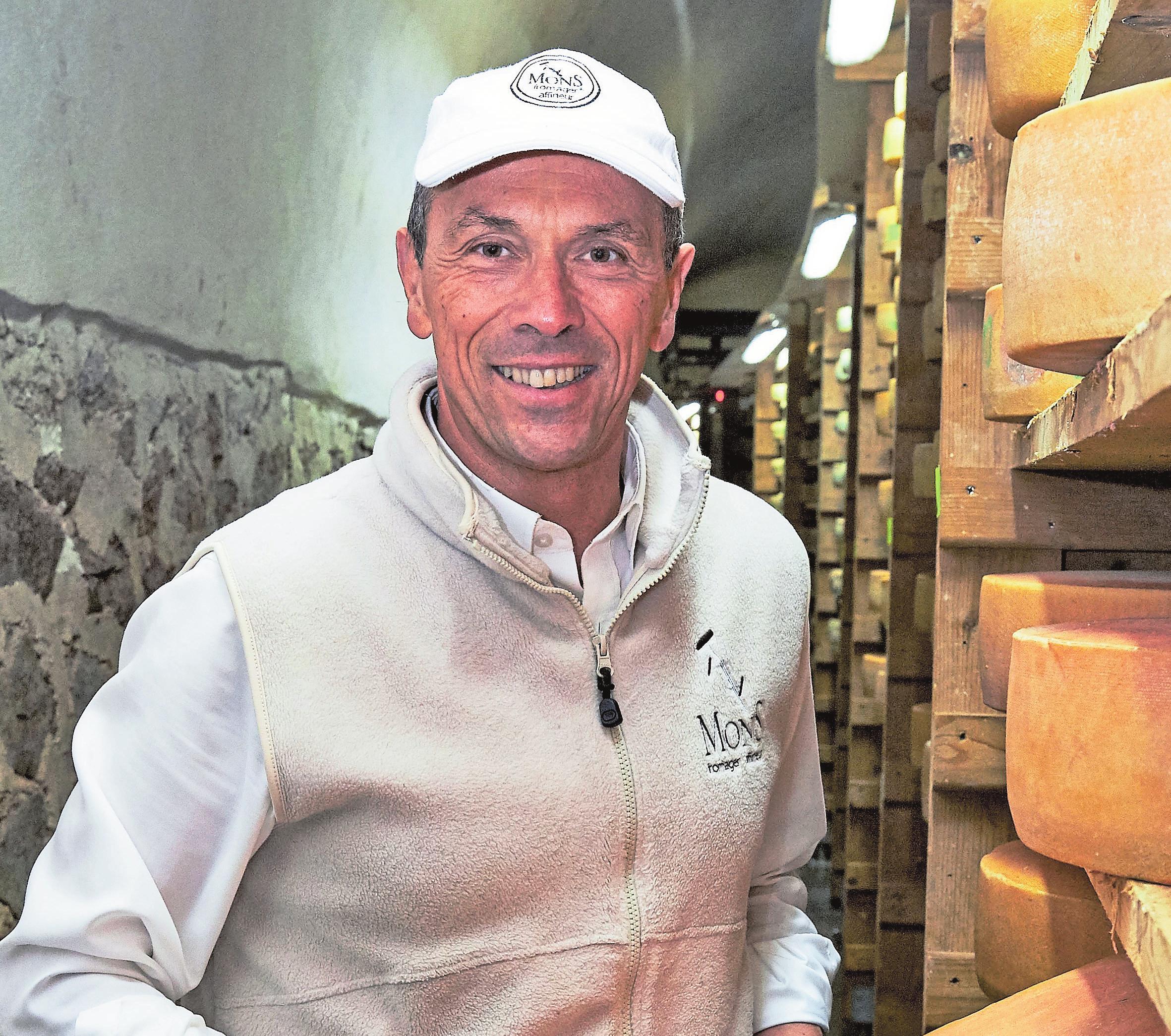 Seit nunmehr rund sechs Jahren können Kunden den Käse des Meisters Hervé Mons aus der Gegend von Roanne, Frankreich, bei Cactus erwerben. Sein Name ist zum Synonym für hochwertigen, veredelten Käse geworden. Fotos: Hervé Mons