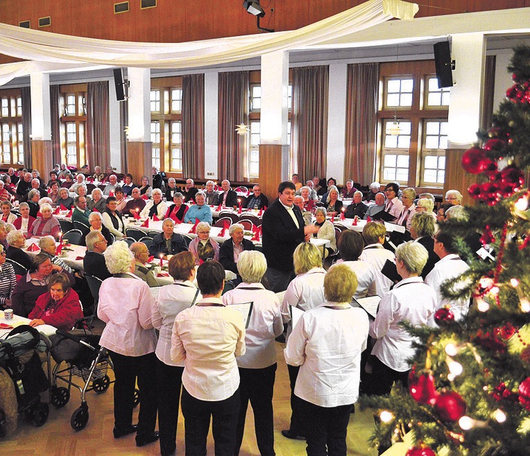 Hunderte Senioren werden wieder zur Weihnachtsfeier im Schützenhaus Vorsfelde erwartet. Auch Musik gehört zum Programm. Fotos (3): Archiv Hunderte Senioren werden wieder zur Weihnachtsfeier im Schützenhaus Vorsfelde erwartet. Auch Musik gehört zum Programm. Fotos (3): Archiv