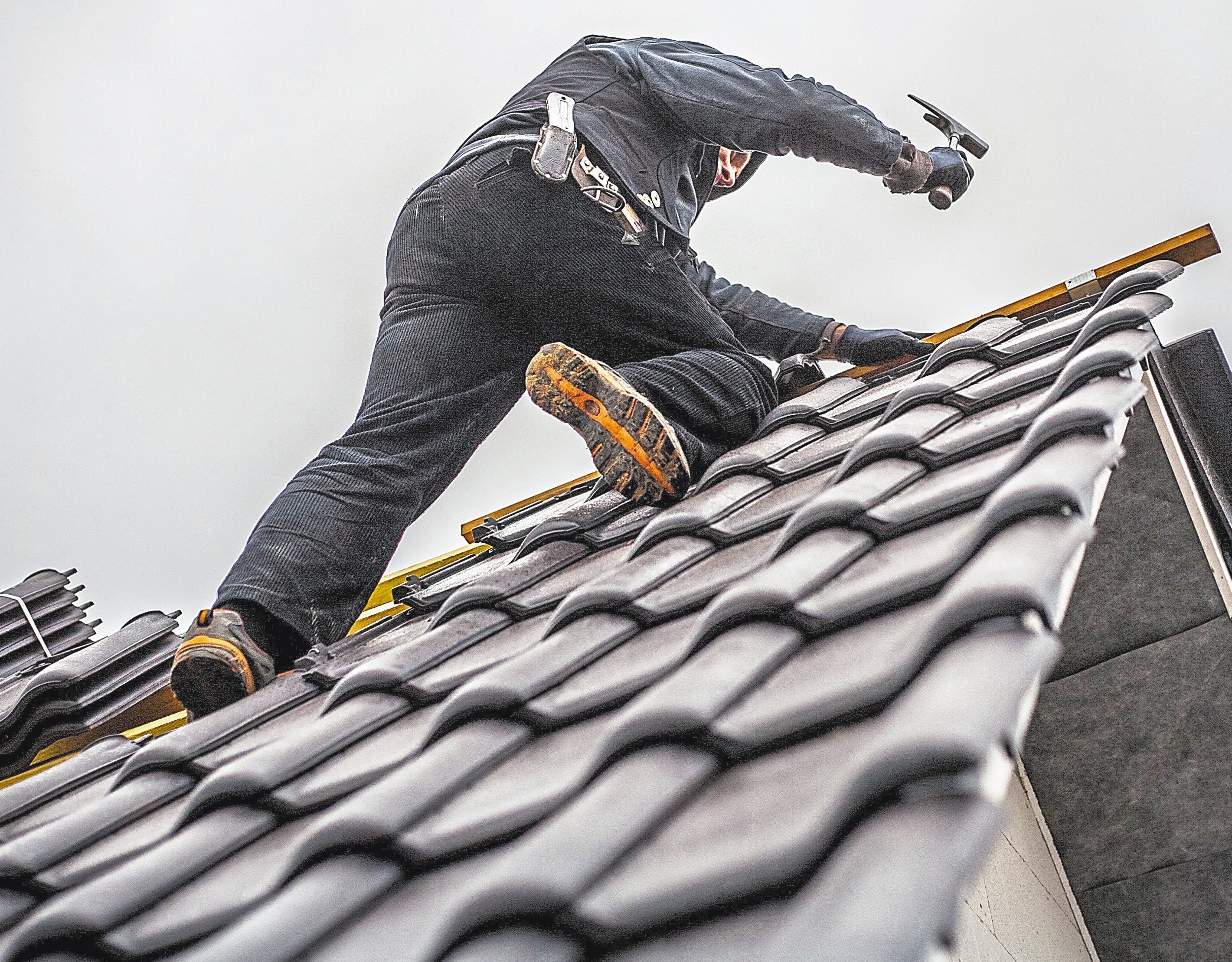 Ein häufiger Streitpunkt ist die Dämmung des Dachraumes in Altbauten. Hier kann man versuchen, eine Ausnahmegenehmigung zu erhalten. Foto: dpa/Bauherren-Schutzbund Ein häufiger Streitpunkt ist die Dämmung des Dachraumes in Altbauten. Hier kann man versuchen, eine Ausnahmegenehmigung zu erhalten. Foto: dpa/Bauherren-Schutzbund