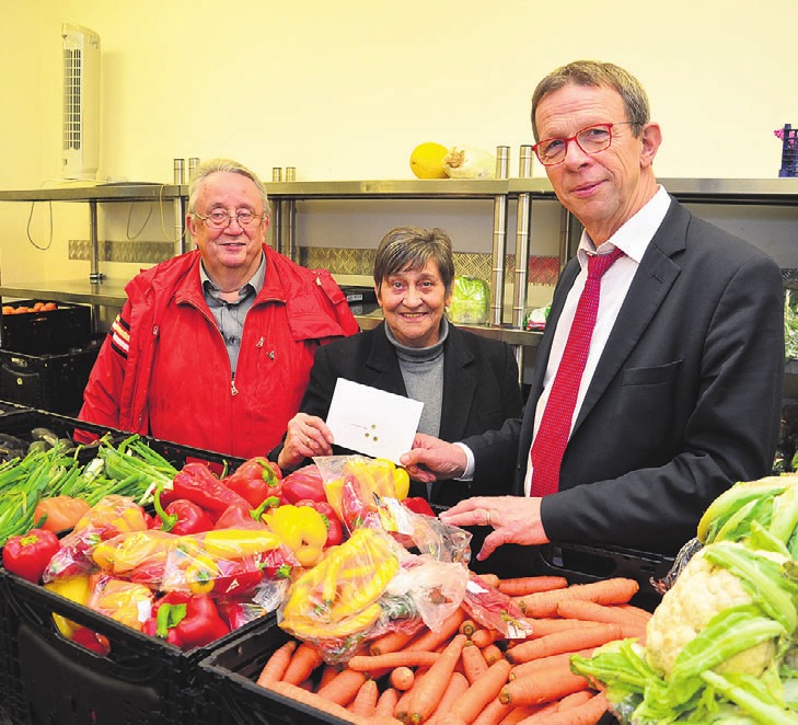 Ortsbürgermeister Detlef Conradt, Tafelchefin Elke Zitzke und OB Klaus Mohrs (v. l.) bei der symbolischen Übergabe des Geschenks in der Sortierstelle der Tafel. Ortsbürgermeister Detlef Conradt, Tafelchefin Elke Zitzke und OB Klaus Mohrs (v. l.) bei der symbolischen Übergabe des Geschenks in der Sortierstelle der Tafel.