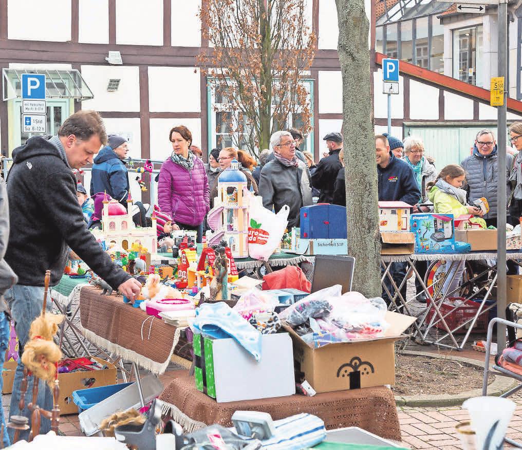 Beim Flohmarkt in der Burgdorfer Innenstadt können Besucher des verkaufsoffenen Sonntags auf Schnäppchenjagd gehen. Beim Flohmarkt in der Burgdorfer Innenstadt können Besucher des verkaufsoffenen Sonntags auf Schnäppchenjagd gehen.