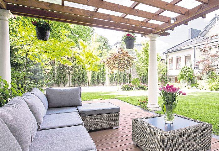 Sonne ist gut, aber für den Aufenthalt im Garten ist auch ein schattiges Plätzchen wichtig. Die Lounge im Schatten lädt zum Verweilen ein. Foto: Photographee.eu - stock.adobe.com Sonne ist gut, aber für den Aufenthalt im Garten ist auch ein schattiges Plätzchen wichtig. Die Lounge im Schatten lädt zum Verweilen ein. Foto: Photographee.eu - stock.adobe.com