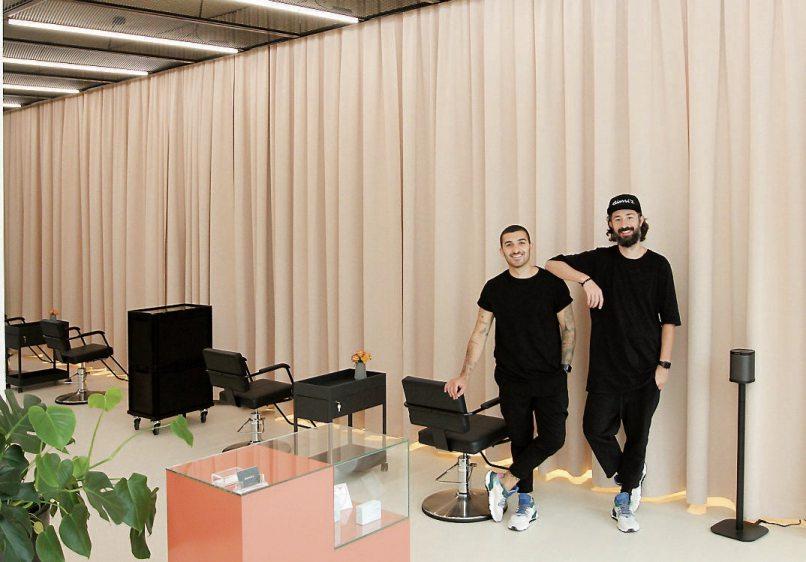 Cooles Galerie-Ambiente trifft Hair-Fashion: In der Tübinger Eisenbahnstraße eröffnete Hairstylist Dimitrios Zafiroudis (rechts im Bild) seinen eigenen Salon. Erfahren auf den internationalen Fashion-Weeks, bringt er gemeinsam mit seinem Mitarbeiter Alessandro Albanese frischen Wind auf die Tübinger Köpfe. Bild: Uhland2