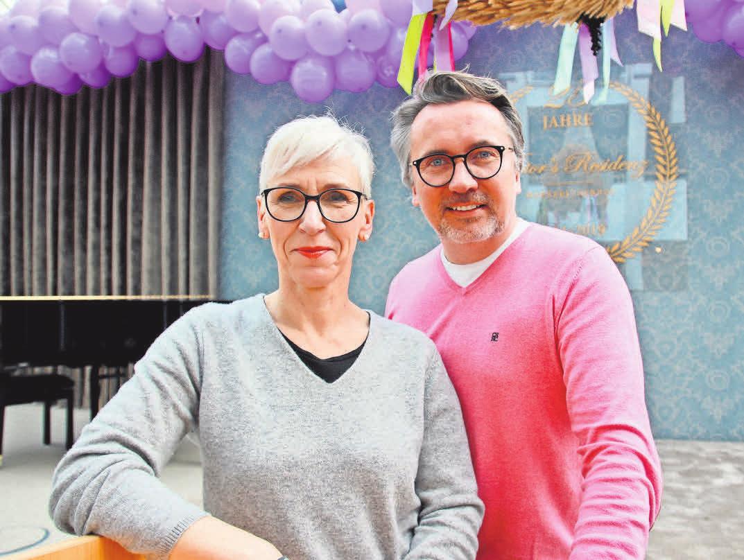 Pflegedirektorin Corinna Dittmer und Direktor Adrian Marius Grandt leiten das Haus in Laatzen und entwickeln für jeden Bewohner ein individuelles Pflegeangebot. Pflegedirektorin Corinna Dittmer und Direktor Adrian Marius Grandt leiten das Haus in Laatzen und entwickeln für jeden Bewohner ein individuelles Pflegeangebot.