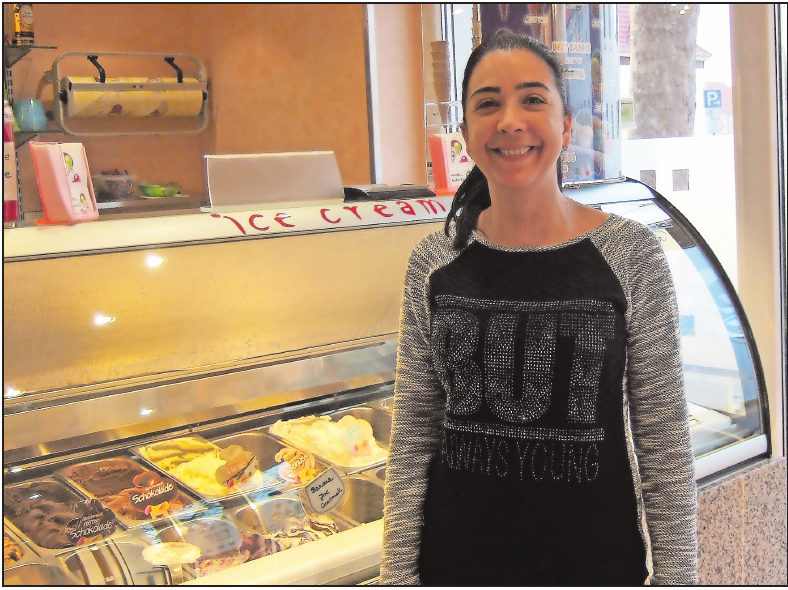 Richtet sich bei den Öffnungszeiten des Eiscafés auch nach dem Wetter: Ramona Salvaggio. FOTO: SCHAAR Richtet sich bei den Öffnungszeiten des Eiscafés auch nach dem Wetter: Ramona Salvaggio. FOTO: SCHAAR