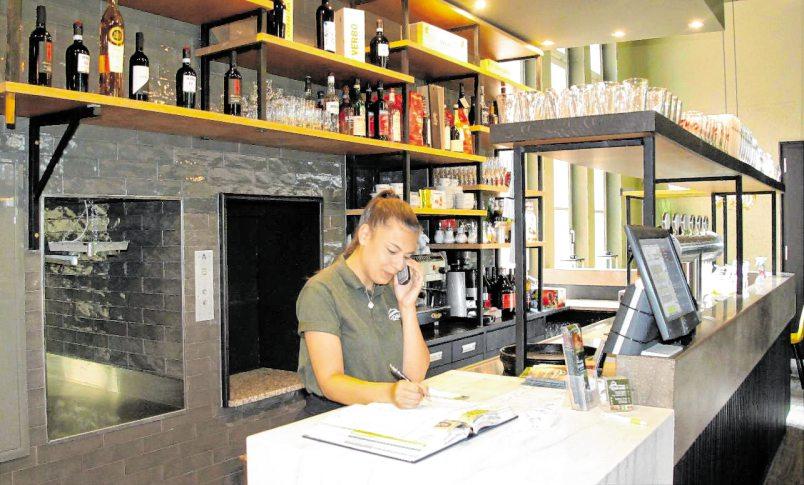 In „Carellas Restaurant“ wird auch ein Abholservice für Speisen und Getränke angeboten. In „Carellas Restaurant“ wird auch ein Abholservice für Speisen und Getränke angeboten.