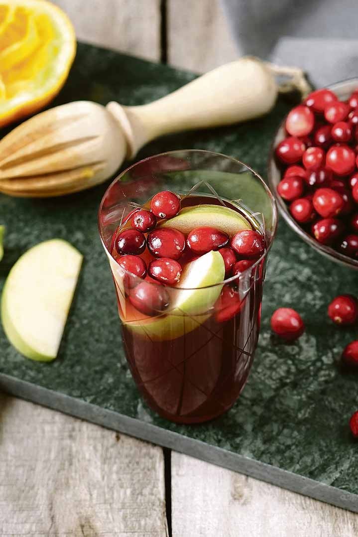 Sangria mal anders: Cranberrys verleihen dem alkoholfreien Getränk seine frisch-fruchtige Säure. Foto: djd/Coca-Cola/Mariella Lahodny Sangria mal anders: Cranberrys verleihen dem alkoholfreien Getränk seine frisch-fruchtige Säure. Foto: djd/Coca-Cola/Mariella Lahodny
