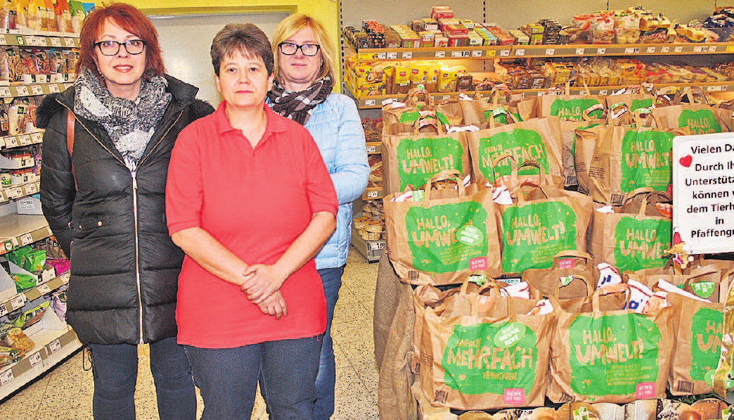 Das Bild entstand bei der Übergabe der Spenden an das Tierheim und zeigt von links: die ehrenamtliche Tierheimmitarbeiterin Sabine Polgar, Marktleiterin Corinna Drechsel und Iwona Gawlik vom Tierheim. Foto: wb Das Bild entstand bei der Übergabe der Spenden an das Tierheim und zeigt von links: die ehrenamtliche Tierheimmitarbeiterin Sabine Polgar, Marktleiterin Corinna Drechsel und Iwona Gawlik vom Tierheim. Foto: wb