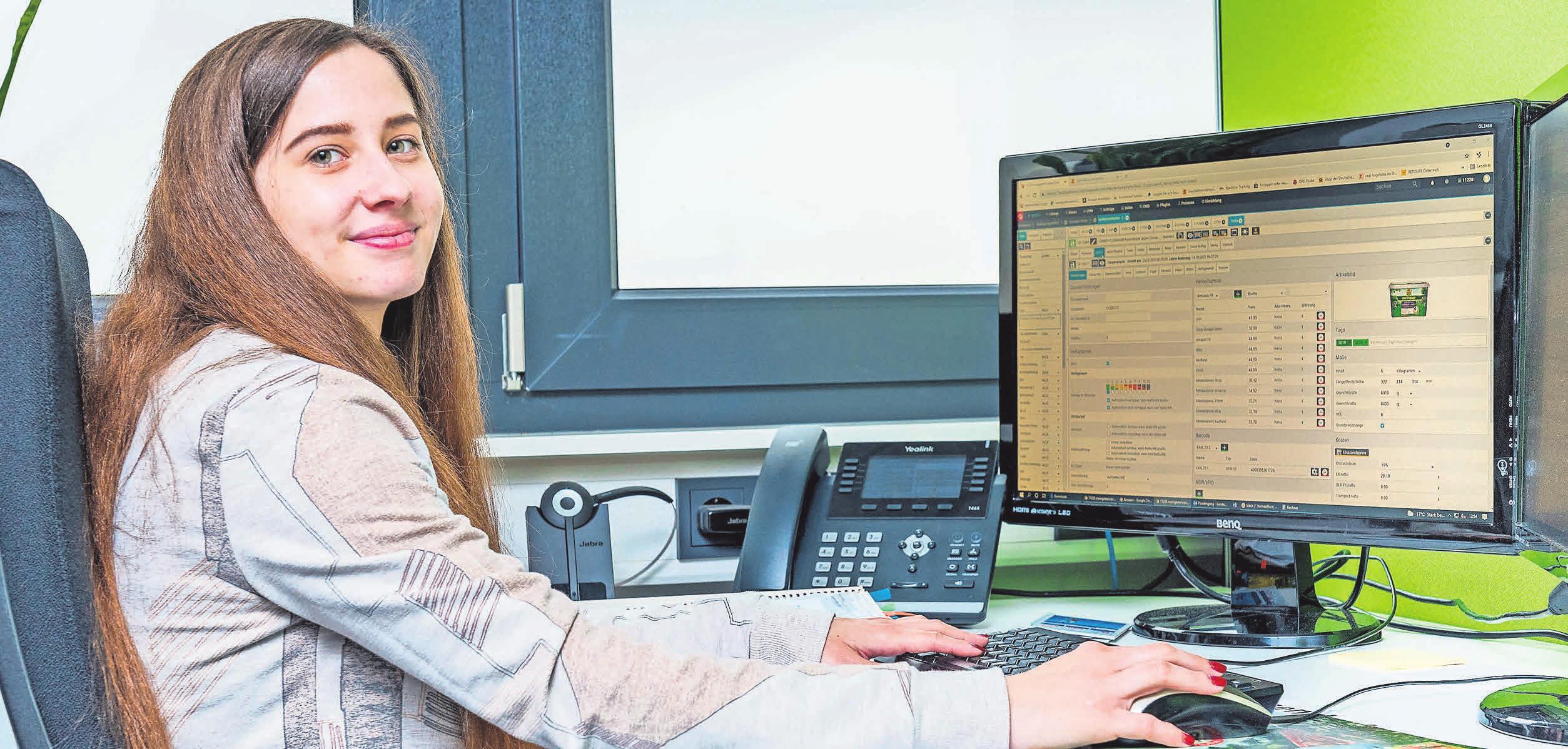Übersicht am Bildschirm: Anja Cordes wird im Gartencenter Stanze zur Kauffrau im E-Commerce ausgebildet. Übersicht am Bildschirm: Anja Cordes wird im Gartencenter Stanze zur Kauffrau im E-Commerce ausgebildet.