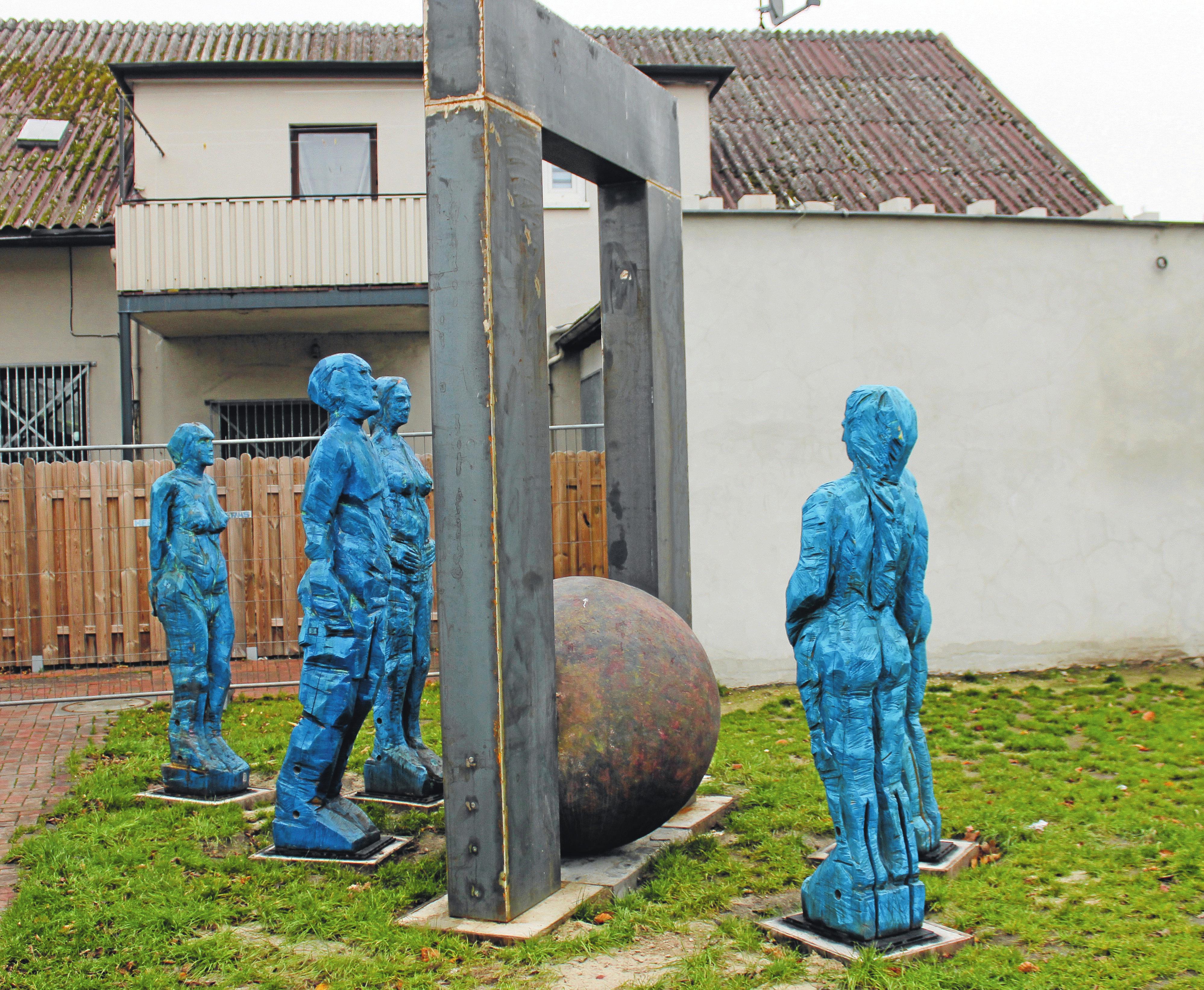 Auch die Skulpturengruppe „Drinnen und Draußen“ im Barnstorfer Ortskern wurde von Uwe Oswald geschaffen.