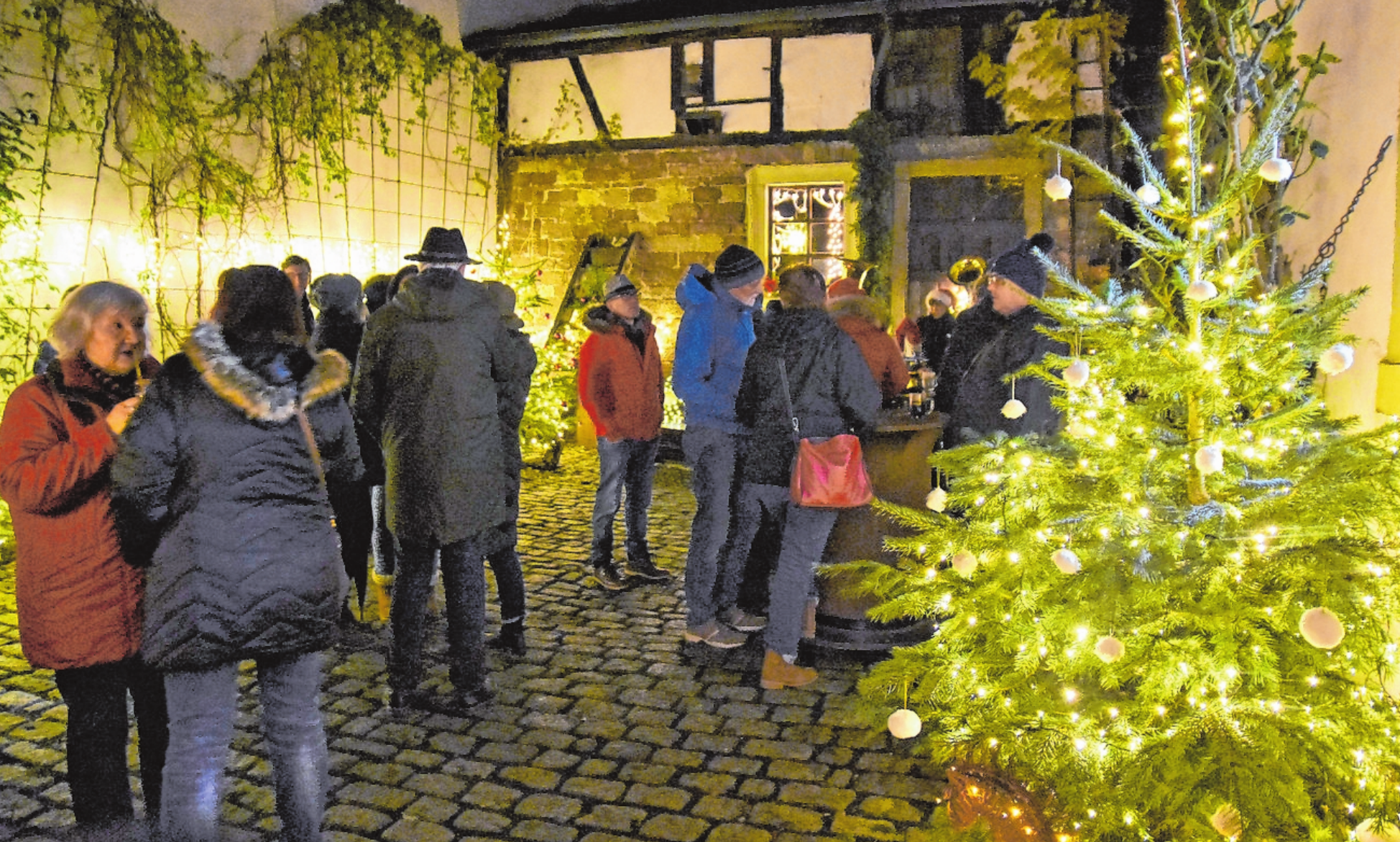 Vorweihnachtliche Stimmung versprechen die Höfebetreiber in den kommenden Wochen mit der Aktion „Haßfurter Funkeln“. FOTO: ULRIKE LANGER Vorweihnachtliche Stimmung versprechen die Höfebetreiber in den kommenden Wochen mit der Aktion „Haßfurter Funkeln“. FOTO: ULRIKE LANGER