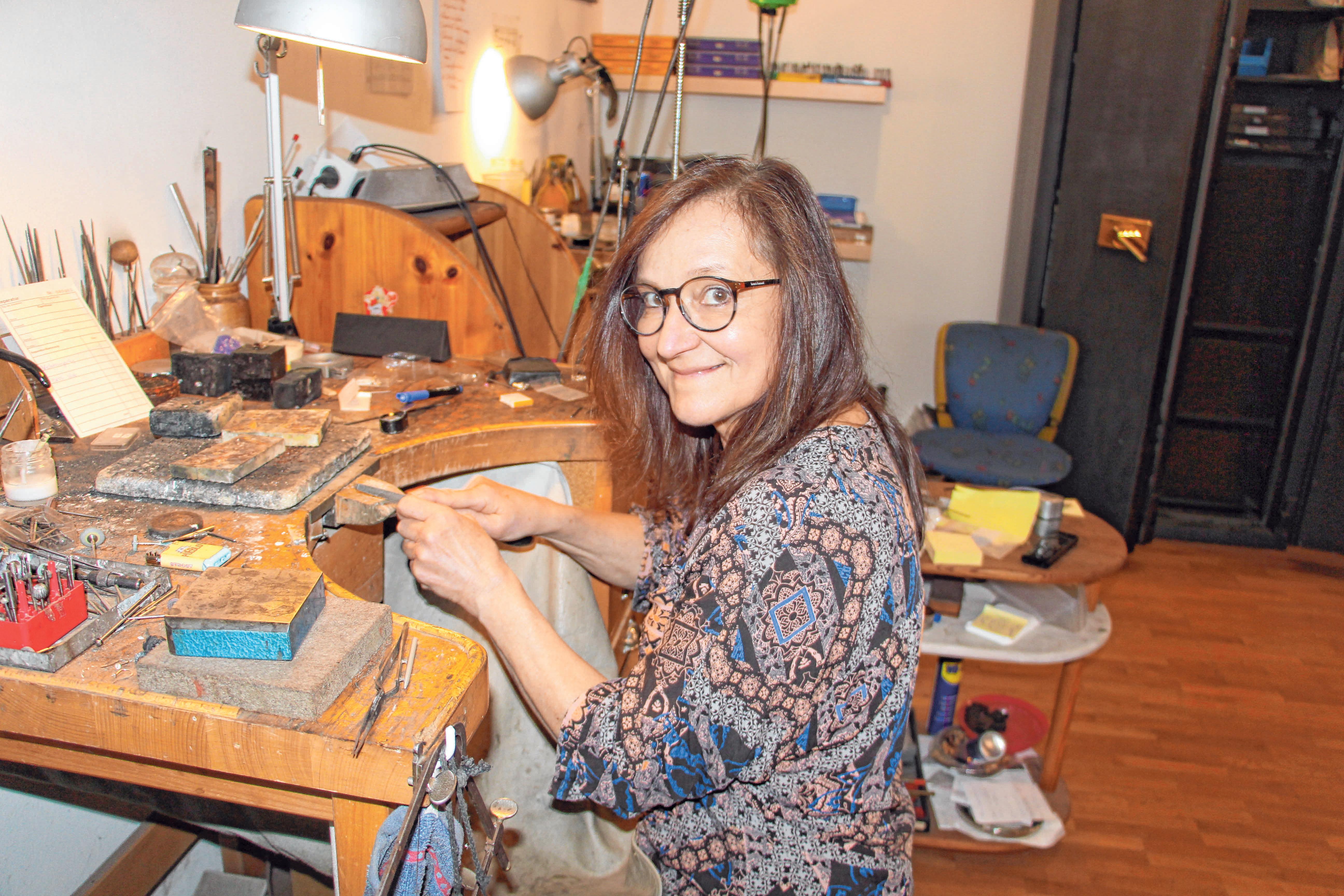 Ulrike Weinl bietet ihren Kunden in ihrer Goldschmiedewerkstatt während der Coronakrise einen kontaktlosen Reparaturservice an. Außerdem versendet sie Gutscheine. Foto: Schmid Ulrike Weinl bietet ihren Kunden in ihrer Goldschmiedewerkstatt während der Coronakrise einen kontaktlosen Reparaturservice an. Außerdem versendet sie Gutscheine. Foto: Schmid
