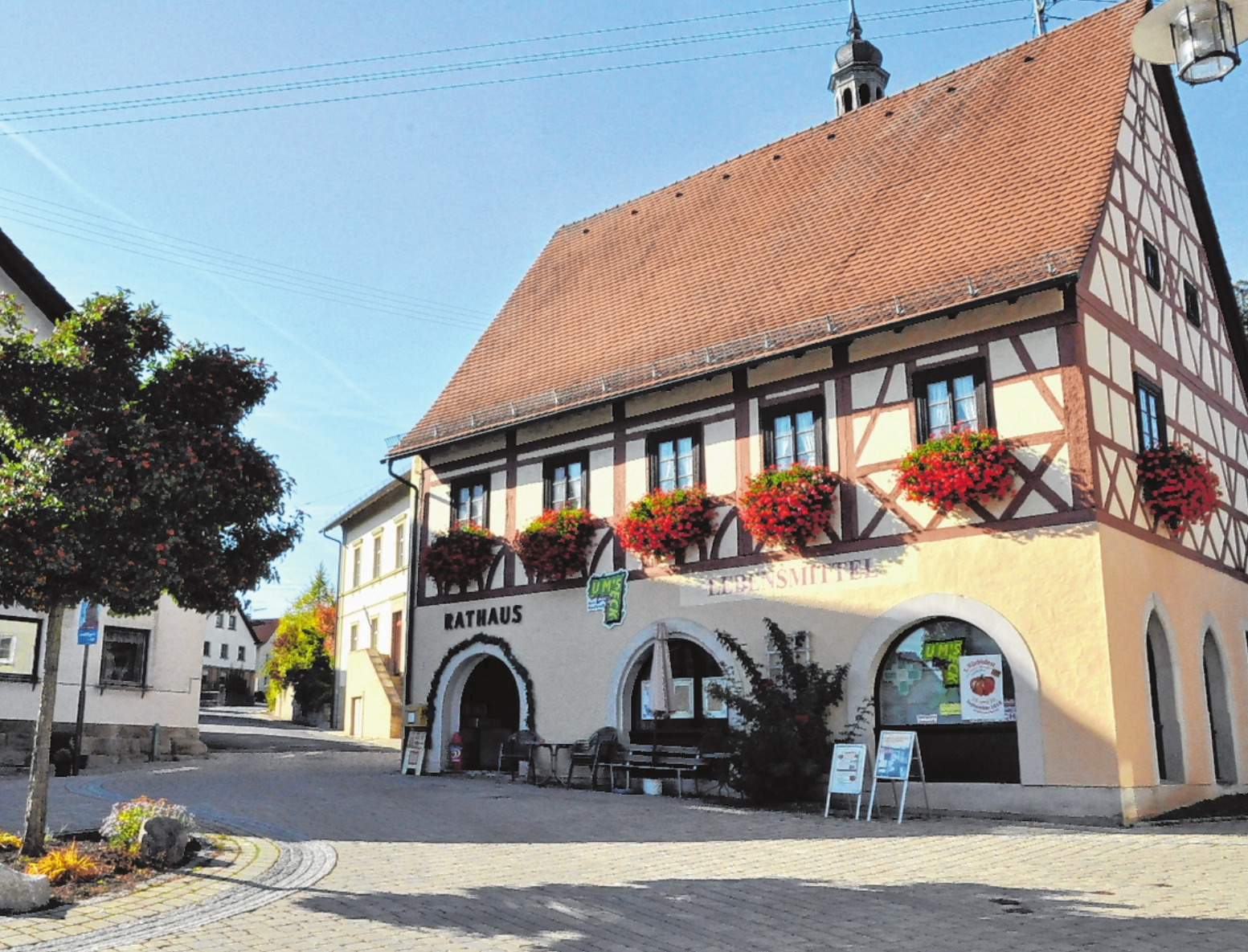 Der Marktplatz von Rügheim befindet sich im Zentrum des Ortes. FOTO: MARTIN SCHWEIGER Der Marktplatz von Rügheim befindet sich im Zentrum des Ortes. FOTO: MARTIN SCHWEIGER