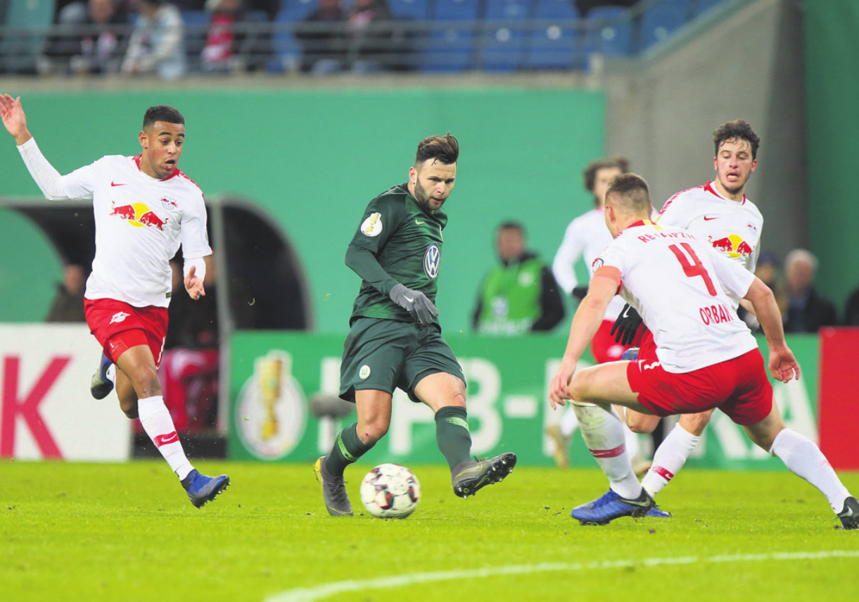 Der VfL Wolfsburg ist im Achtelfinale des DFB-Pokal gegen RB Leipzig ausgeschieden. Das Foto zeigt Tyler Adams (Leipzig), Renato Steffen und Willi Orban (Leipzig). Foto: regios24 Der VfL Wolfsburg ist im Achtelfinale des DFB-Pokal gegen RB Leipzig ausgeschieden. Das Foto zeigt Tyler Adams (Leipzig), Renato Steffen und Willi Orban (Leipzig). Foto: regios24
