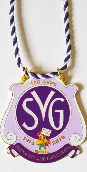 Auf dem Sessionsorden der FGG, der auf das 100-jährige Bestehen des Sportvereins Gaukönigshofen (SVG) hinweist, hat auch der närrische Gockel seinen Platz. Auf dem Sessionsorden der FGG, der auf das 100-jährige Bestehen des Sportvereins Gaukönigshofen (SVG) hinweist, hat auch der närrische Gockel seinen Platz.