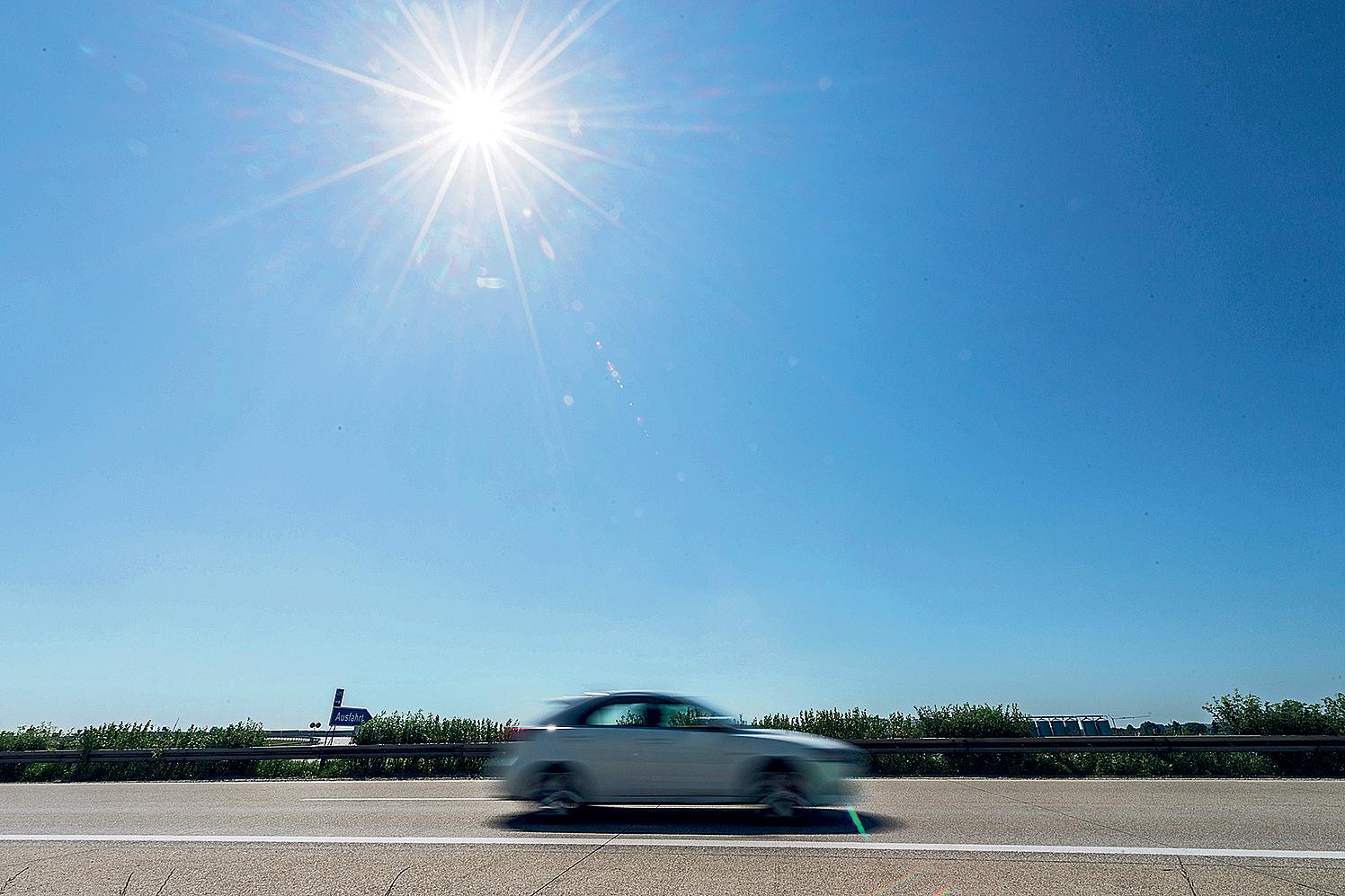 Im Auto kann die Sonne unangenehme oder gefährliche Auswirkungen haben. Im Auto kann die Sonne unangenehme oder gefährliche Auswirkungen haben.