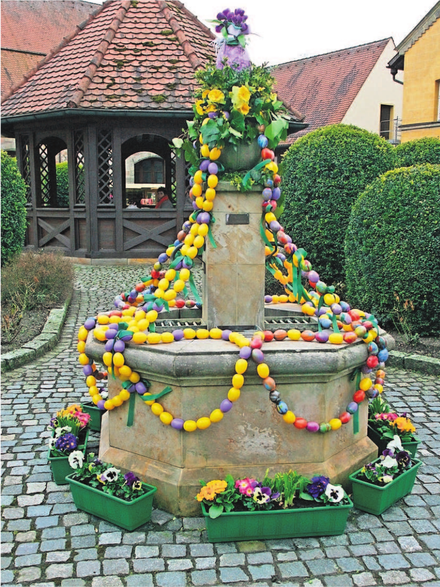 Ein geschmückter Osterbrunnen gehört zum Markt dazu. Ein geschmückter Osterbrunnen gehört zum Markt dazu.