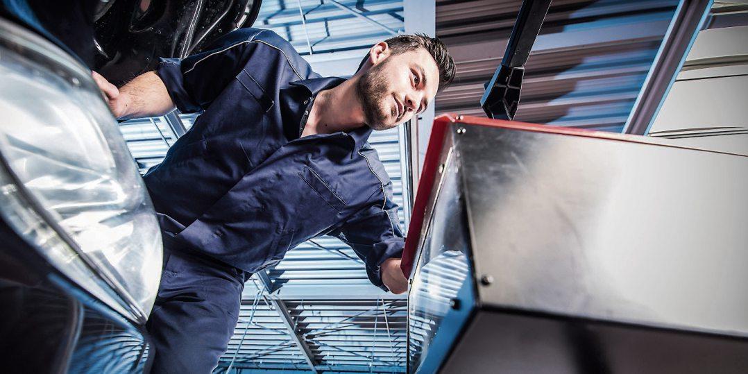 Im Oktober prüfen die Kfz-Werkstätten wieder die Fahrzeugbeleuchtung. Bild: ProMotor/T. Volz