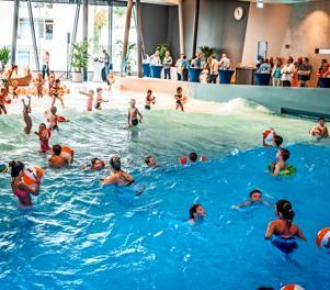 Eröffnung schlägt hohe Wellen: Gleich am ersten Tag nutzten große und kleine Wasserratten das Wellenbad im Subtropischen Badeparadies. Eröffnung schlägt hohe Wellen: Gleich am ersten Tag nutzten große und kleine Wasserratten das Wellenbad im Subtropischen Badeparadies.