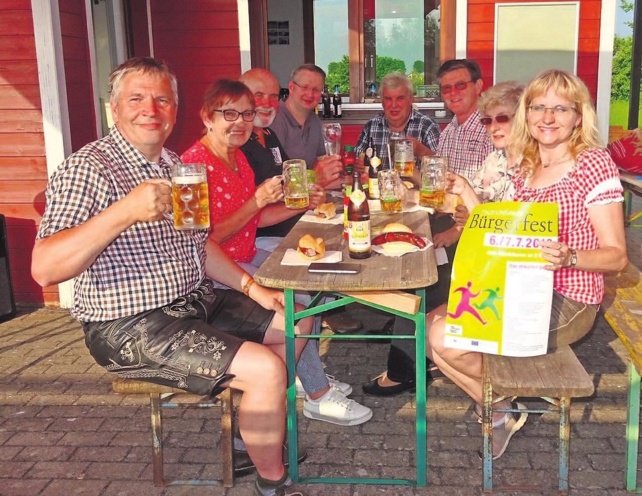 Vor dem Auftakt des Thiersheimer Bürgerfestes waren der Kulturausschuss, das Vorbereitungsteam und Bürgermeister Bernd Hofmann zur Bier- und Bratwurstprobe eingeladen, die auf dem TSV-Gelände stattfand. Auf das Thiersheimer Bürgerfest stoßen an (von links): Bürgermeister Bernd Hofmann, Uschi und Peter Schricker, Metzger Andreas Beck, Karl-Peter Mötsch, Otto Nothhaft mit Gattin und Margit Hofmann. Fotos: privat Vor dem Auftakt des Thiersheimer Bürgerfestes waren der Kulturausschuss, das Vorbereitungsteam und Bürgermeister Bernd Hofmann zur Bier- und Bratwurstprobe eingeladen, die auf dem TSV-Gelände stattfand. Auf das Thiersheimer Bürgerfest stoßen an (von links): Bürgermeister Bernd Hofmann, Uschi und Peter Schricker, Metzger Andreas Beck, Karl-Peter Mötsch, Otto Nothhaft mit Gattin und Margit Hofmann. Fotos: privat