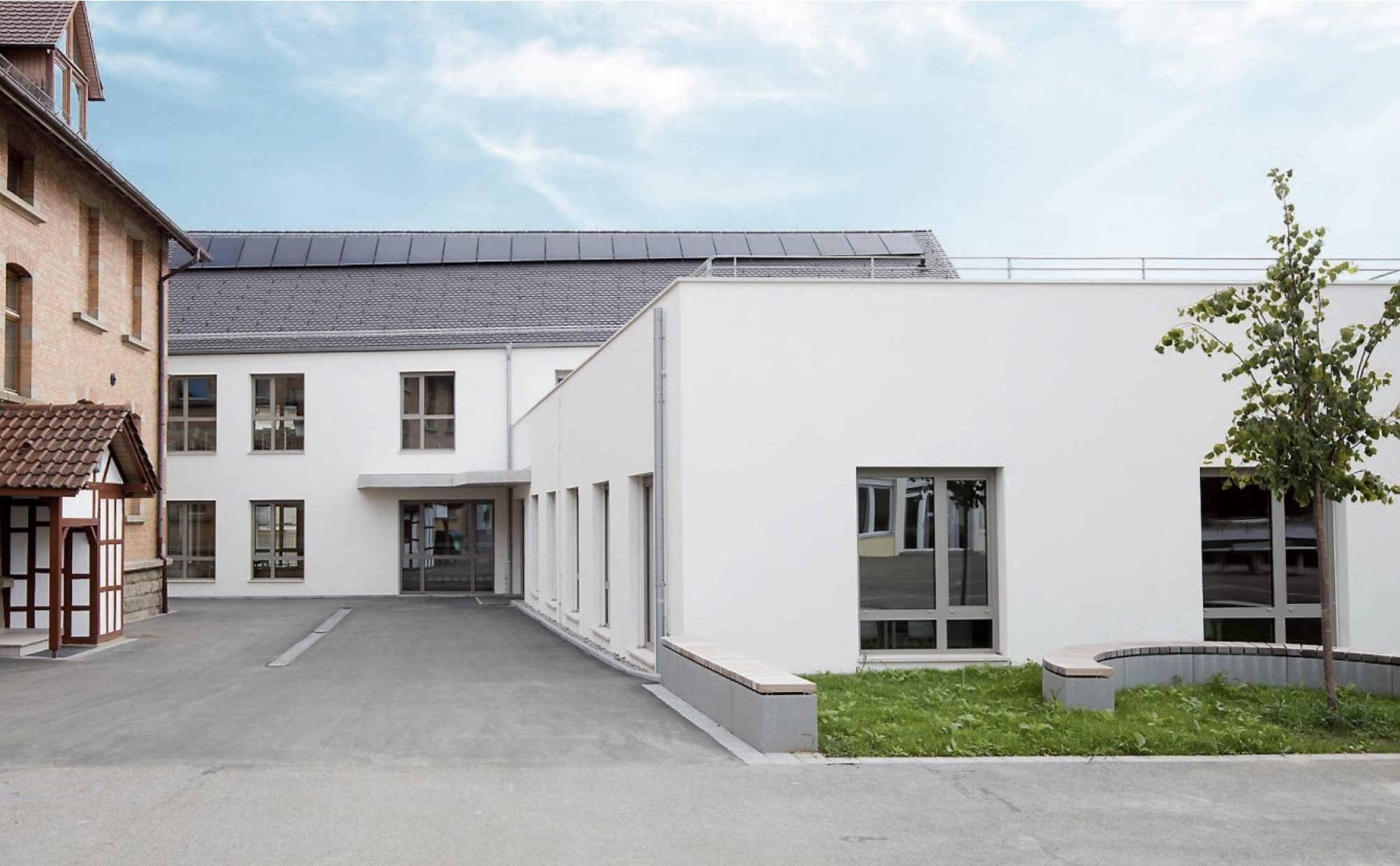 Ein funktionaler, separater zweigeschossiger Erweiterungsbau ist in Hirrlingen zwischen dem hinteren Bereich der alten Grundschule und der Mensa gebaut worden.
