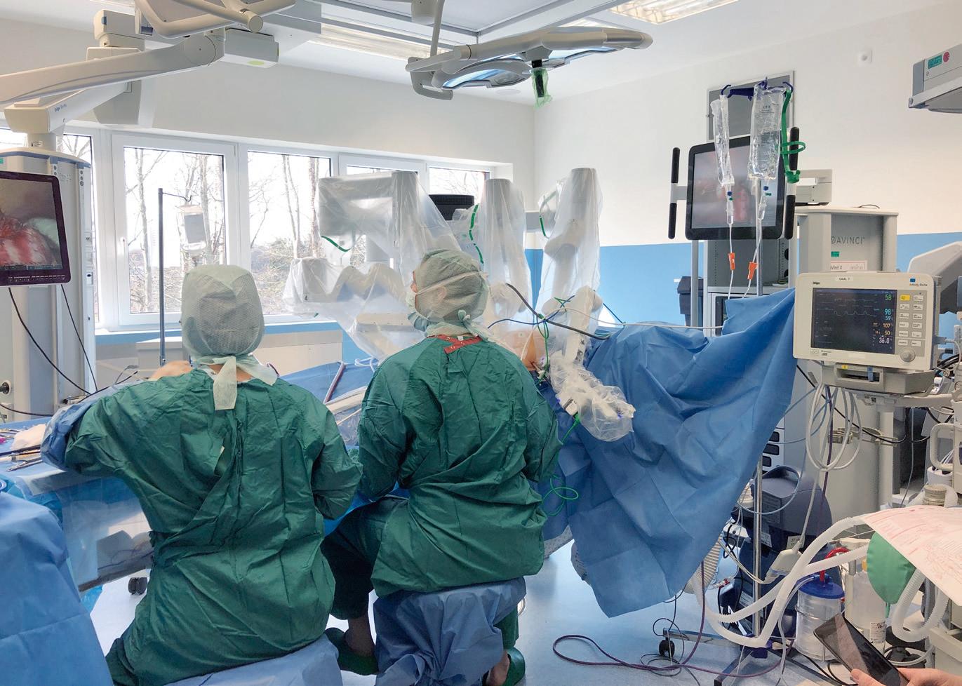 ... die Operation läuft derweil am Nebentisch ganz ohne den Operateur. Foto: Helios Klinikum ... die Operation läuft derweil am Nebentisch ganz ohne den Operateur. Foto: Helios Klinikum