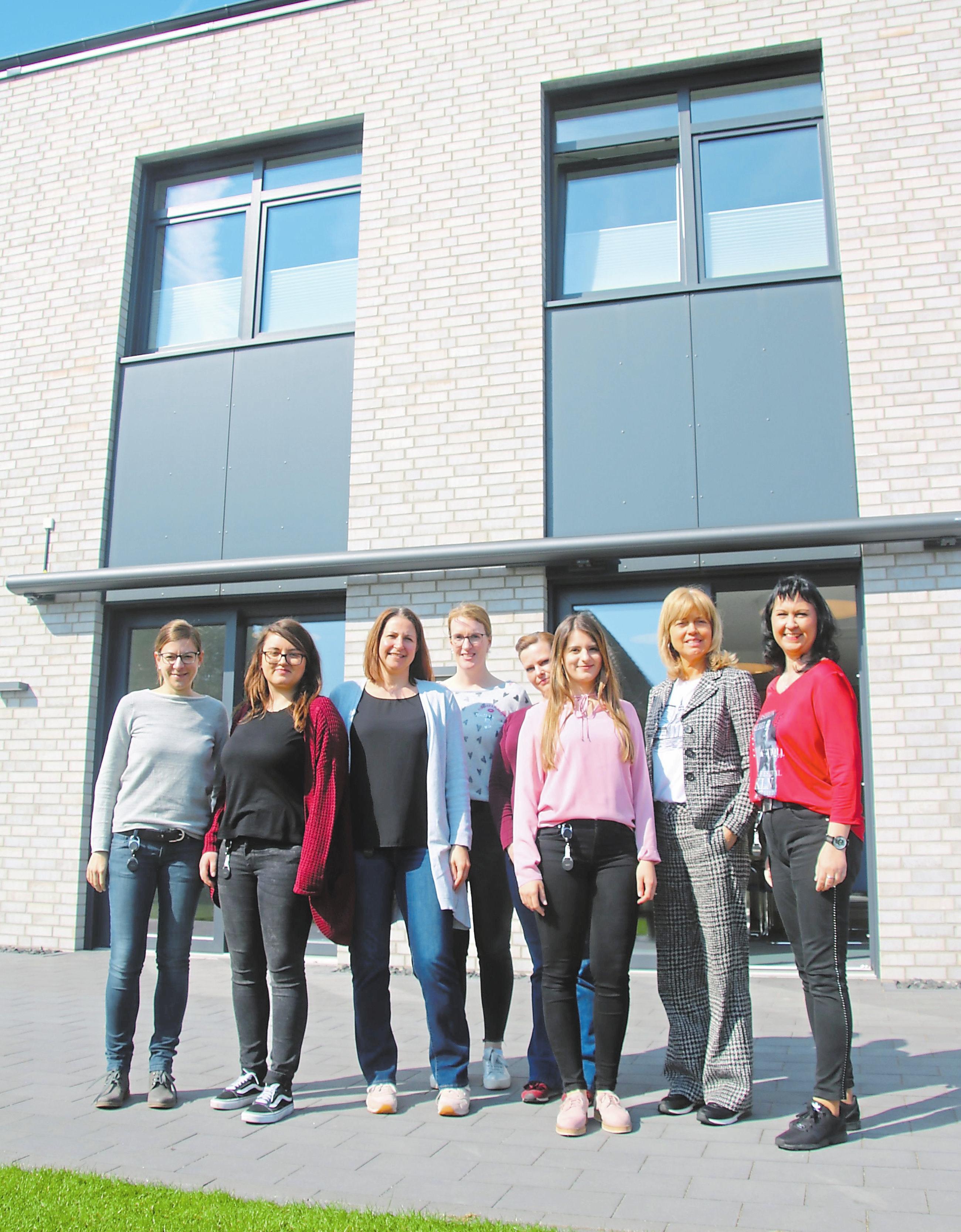 Dieses Team steht hinter den Fachanwälten und Notaren: Stefanie Hammelmann, Laura Drabeck, Jessica Starke-Dodt, Carolin Plümpe, Stephanie Kreisel, Medina Hasanovic, Siglinde Brombach und Alexandra Matyssek (v.l.). Dieses Team steht hinter den Fachanwälten und Notaren: Stefanie Hammelmann, Laura Drabeck, Jessica Starke-Dodt, Carolin Plümpe, Stephanie Kreisel, Medina Hasanovic, Siglinde Brombach und Alexandra Matyssek (v.l.).