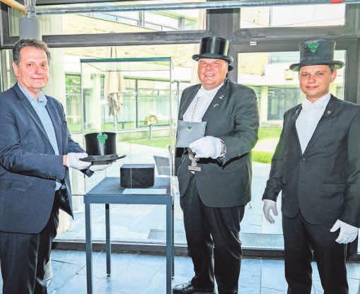 Rolf Franke (Mitte) und Torben Völksen (rechts) übergeben Museumsdirektor Thomas Schwank die Leihgaben. Foto: Tim Schaarschmidt