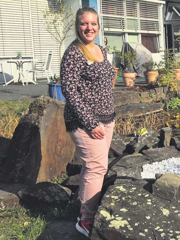 Die 28-jährige Jessica Pollmeier vor dem Teich des Palliativ- und Hospiz-Zentrums der GFO Kliniken Rhein-Berg. Fotos: Alexander Büge Die 28-jährige Jessica Pollmeier vor dem Teich des Palliativ- und Hospiz-Zentrums der GFO Kliniken Rhein-Berg. Fotos: Alexander Büge