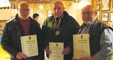 Horst Buschhardt (Mitte) von der Privilegierten Schützengilde Zeitz wurde im vergangenen Jahr Vize-Landesmeister in der Disziplin Vorderlader-Perkussionsfreigewehr 100 Meter. FOTO: VEREIN Horst Buschhardt (Mitte) von der Privilegierten Schützengilde Zeitz wurde im vergangenen Jahr Vize-Landesmeister in der Disziplin Vorderlader-Perkussionsfreigewehr 100 Meter. FOTO: VEREIN
