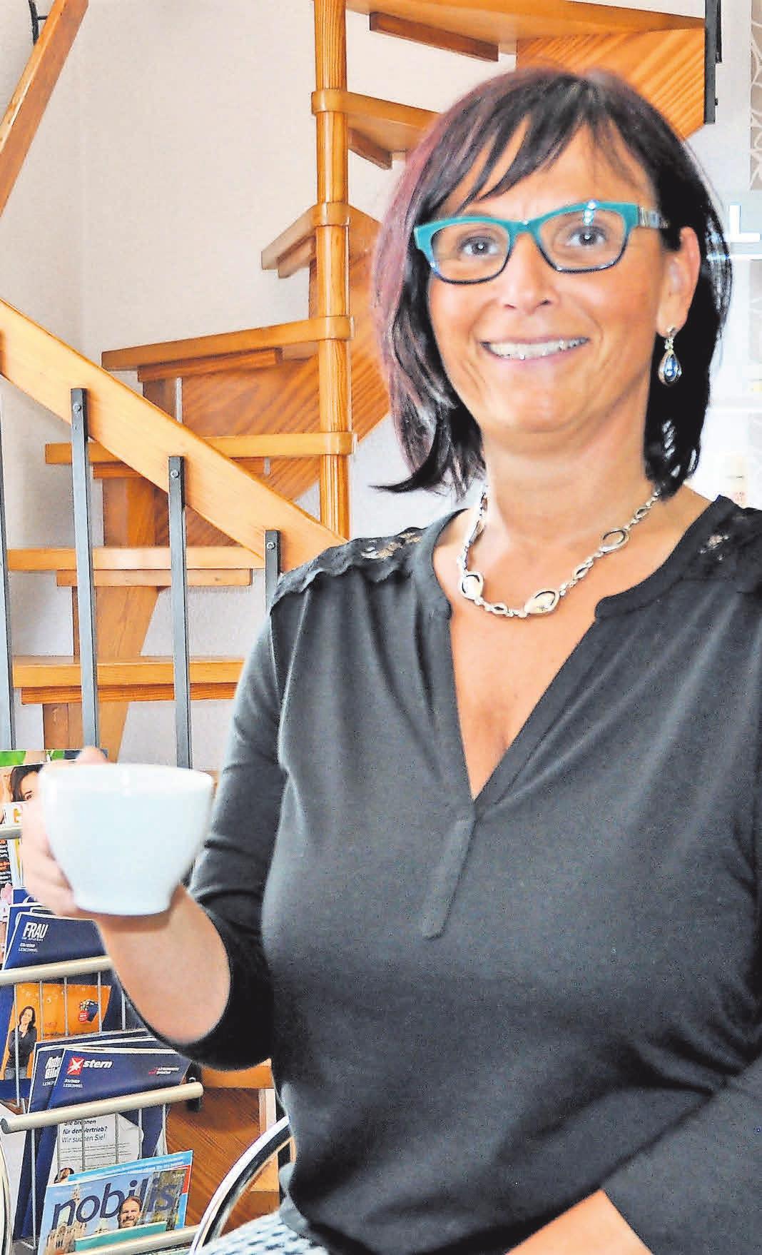 Ein seltenes Bild: Nicole Beier, Chefin des Salons Nicoletta, mit einer Tasse Kaffee in der Hand. Meistens steht die Friseurmeisterin hinter ihren Kundinnen und Kunden, um sie zu betreuen. Ein seltenes Bild: Nicole Beier, Chefin des Salons Nicoletta, mit einer Tasse Kaffee in der Hand. Meistens steht die Friseurmeisterin hinter ihren Kundinnen und Kunden, um sie zu betreuen.